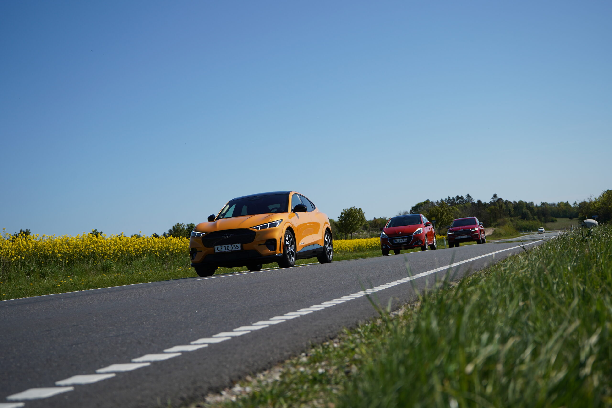 Tre biler, der kører på en landevej